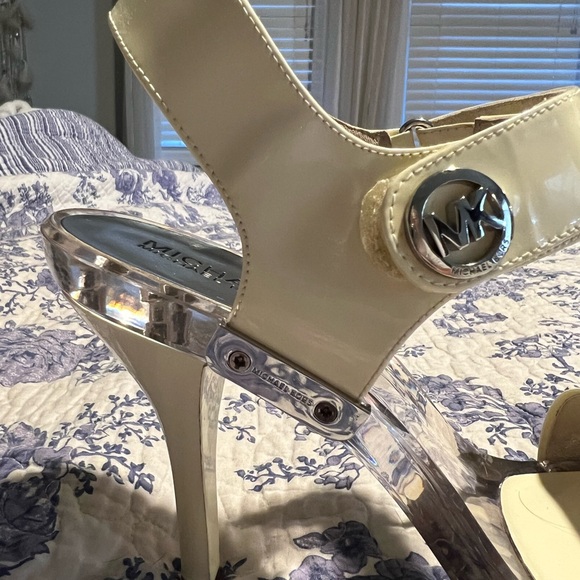 Michael Kors white patent leather clear base - Picture 4 of 8